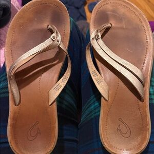 OluKai Women’s Metallic Tan Leather Thong Sandals